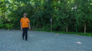 DOMZALE, SLOVENIA - 21. Haziran 2015 'te bir grup yaşlı insan dışarıda birlikte çalışıyor. Birlikte bir daire çiziyorlar..