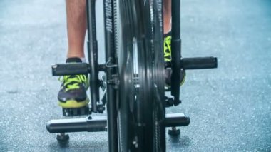 DOMZALE, SLOVENIA - 17. Temmuz 2018 'de spor salonunda bir adam çalışıyor. Şu anda bazı kardiyo egzersizleri yapıyor..