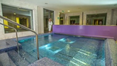 RIMSKE TOPLICE, SLOVENIA - 15. Eylül 2018 'de genç bir kadın jakuzide suya bakıyor ve oradan geçiyor..