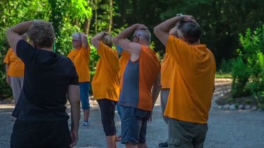 DOMZALE, SLOVENIA - 21. Haziran 2015 Bu gruptaki herkes aynı egzersizi yapıyor. Birbirlerini motive etmeye ve çalıştırmaya çalışıyorlar..