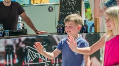 DOMZALE, SLOVENIA - 15. Haziran 2018 Çocuklar bir maskota el sallıyor ve beşlik çakıyorlar..