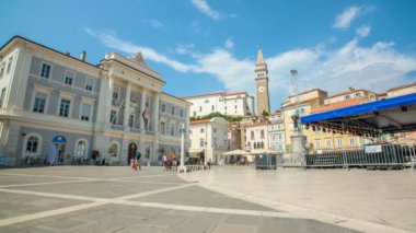 Piran 'ın ortasında büyük bir Tartini Meydanı görebiliriz. Akşamki gösteriler için hazırda bekleyen büyük bir sahne var..
