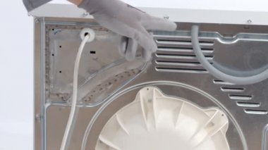 Servis merkezindeki çamaşır makinesinin yakın çekim görüntüleri.