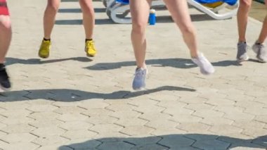 DOMZALE, SLOVENIA - 20. Haziran 2015 'te bir grup genç, yüzme tesisinde dans ederken spor ayakkabı giyiyorlar. Böylece kendilerine zarar vermiyorlar..