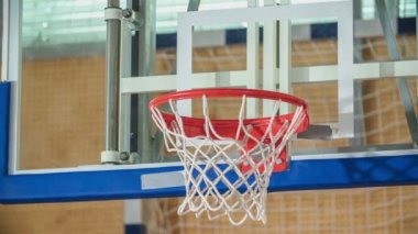 Birisi topu atıyor ve o atışı kaçırıyor. Çocuklar okulun spor salonunda basketbol oynuyorlar..
