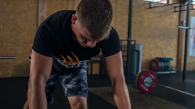 DOMZALE, SLOVENIA - 17. Temmuz 2018 'de genç bir adam spor salonunda çalışıyor. Alnını siliyor çünkü çok terliyor..