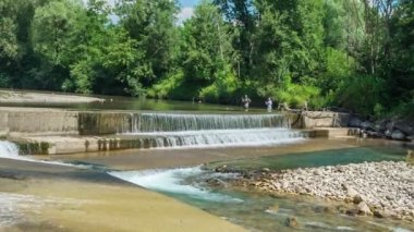 Nehrin güzel sularını ve nehri çevreleyen güzel yeşil ağaçları görebiliyoruz..