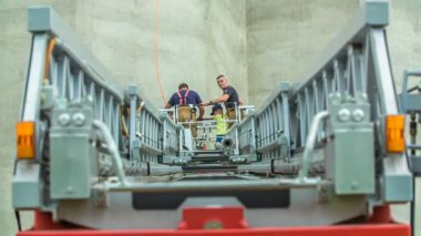 İtfaiye arabasının merdiveninin bir tarafında zonklayan iki sarı ışık var..