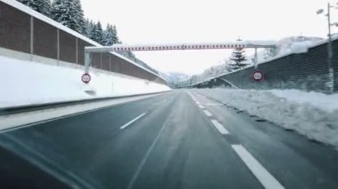 Soğuk kış gününde otoyolda araba sürerken pov görüntüleri