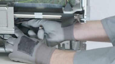 Servis merkezindeki çamaşır makinesinin yakın çekim görüntüleri.