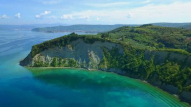 Büyük bir uçurum güzel bir denize bakıyor. Yaz zamanı. Sahile gitmek için güzel bir gün..