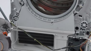 Servis merkezindeki çamaşır makinesinin yakın çekim görüntüleri.