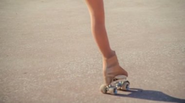 DOMZALE, SLOVENIA - 17. HAZİRAN 2018 Genç bir kız paten kayarken bacağını kaldırıyor.