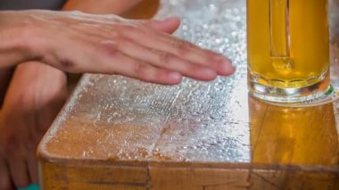 DOMZALE, SLOVENIA - 16. Temmuz 2018 'de bir adam masaya vuruyor ve ritmi takip ediyor. Şimdiden sarhoş gibi görünüyor..