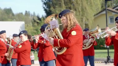 DOMZALE, SLOVENIA - 17. Haziran 2018 'de bando üyeleri yürüyor ve müzik icra ediyorlar. Yaz zamanı..