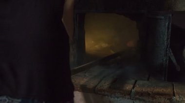 Bir tur rehberi yavaşça ve dikkatli bir şekilde çiftlik ocağının siyah kapısını açıyor..