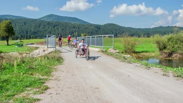 Die Leute Fahren Mit Ihren Liegerädern Über Eine Brücke Ist — Stockvideo