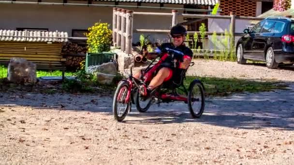 Drei Leute Fahren Wirklich Lustige Fahrräder Einer Ist Für Eine — Stockvideo