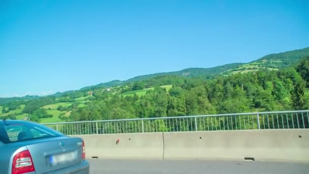在斯洛文尼亚中部的高速公路上开车时 观察美丽和绿色的自然 夏天到了 — 图库视频影像