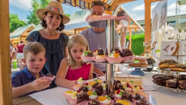 Domzale Σλοβενια Ιουνιοσ 2018 Και Δύο Παιδιά Παίρνουν Ένα Cupcake — Αρχείο Βίντεο