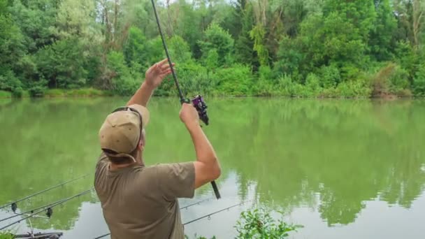 Рыбак Вытаскивает Удочку Воды Вытаскивает Рыболовный Крючок Озера — стоковое видео