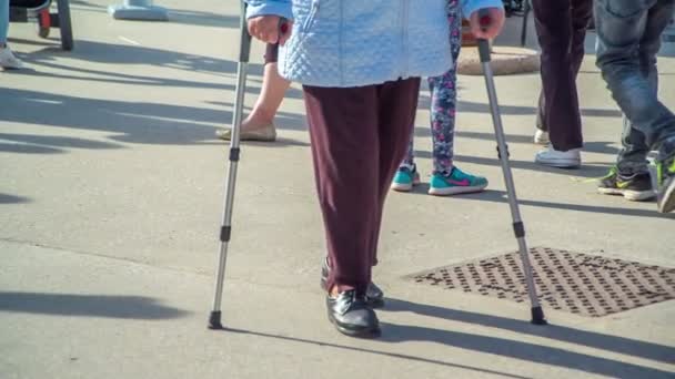 Domzale Slovenia 2018年6月1日一位老太太拿着拐杖走路 她走得很慢 — 图库视频影像