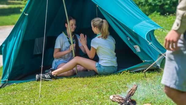 Domzale Szlovénia Július 2018 Két Lány Tapsol Kezét Sátorban Egyáltalán — Stock videók