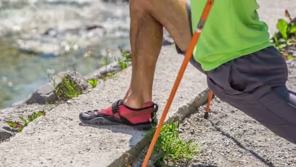 Felvétel Érett Férfi Kocogás Val Trekking Pólusok Természetben — Stock videók