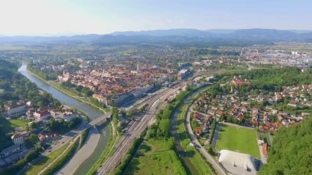 Foto Aérea Una Hermosa Ciudad Celje Río Fluye Por Ciudad — Vídeos de Stock