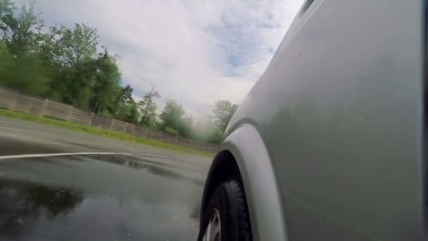 一辆灰色的汽车在一条潮湿的路上开着车 在一个安全的驾驶中心转弯 特写镜头 这部车要经过一些测试 — 图库视频影像
