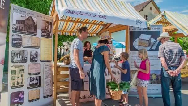 Domzale Slovenia 2018年6月24日一个年轻的家庭在这个摊位上买了些甜点 然后他们向卖甜点的好人告别 — 图库视频影像