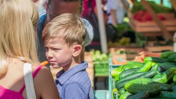 Domzale Slovenia 7月2018 市場で新鮮な農家の生産を購入する人々 — ストック動画