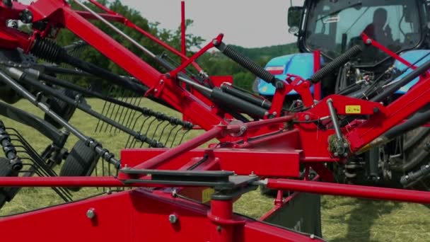 Γεωργικά Μηχανήματα Κατεβαίνουν Μέχρι Ακουμπήσουν Έδαφος Ένας Αγρότης Αρχίσει Ετοιμάζει — Αρχείο Βίντεο