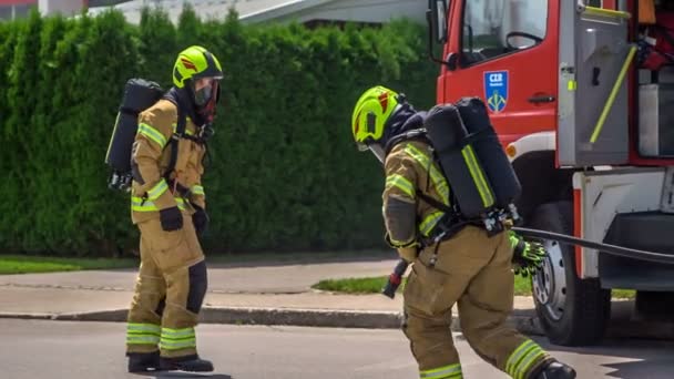 Domzale Slovenien Juli 2018 Brandmän Börjar Med Brandbekämpningsoperation Klädda Fritagningsdräkter — Stockvideo