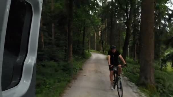 Cycliste Fait Vélo Derrière Une Voiture Sur Sentier Forestier Semble — Video