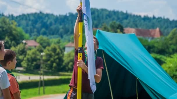 Domzale Slovenien Juli 2018 Ung Pojke Lyfter Scoutflagga Riktigt Högt — Stockvideo