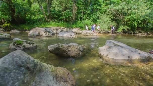 Çocuklar Nehir Yaz Mevsimindeyiz Nehir Kenarında Takılıyorlar — Stok video