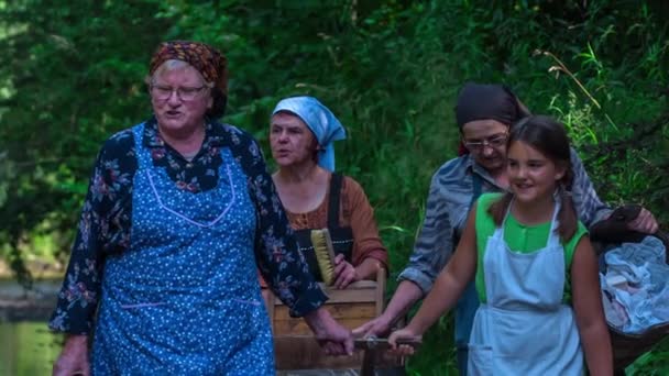 Drei Ältere Frauen Und Ein Mädchen Gehen Zum Fluss Hinauf — Stockvideo