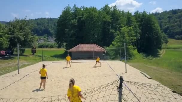 排球场对面的两名球员正在阻挡和挖球 在这个阳光明媚的夏天 四个人在打排球玩得很开心 — 图库视频影像