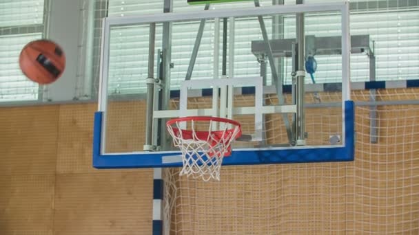 バスケットボールはリムに数回触れて それからそれはリムを通って落ちます — ストック動画