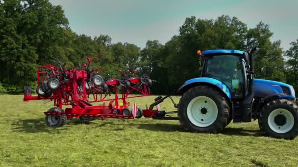 Agriculteur Assis Dans Tracteur Appuie Sur Bouton Machine Râteaux Rotatifs — Video