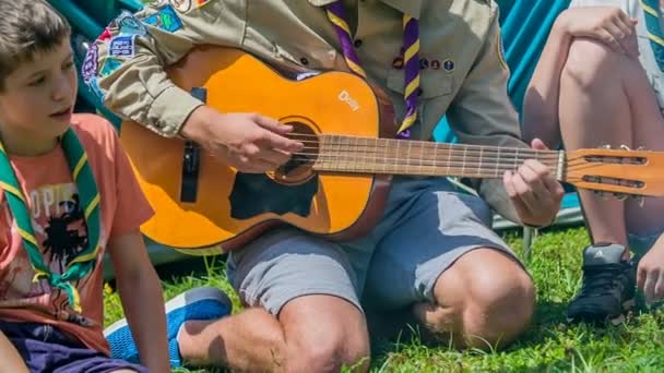 Domzale Slovenia July 2018 One Scouts Playing Guitar Rest Them — Stock Video