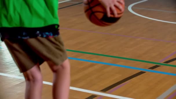 Een Student Heeft Het Naar Zijn Zin Hij Springt Hoog — Stockvideo