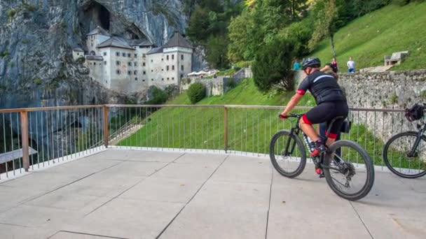 Dos Ciclistas Vienen Ver Castillo Desde Distancia Este Castillo Muy — Vídeo de stock