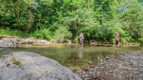 Dos Adultos Están Caminando Través Del Río Bonito Día Verano — Vídeo de stock