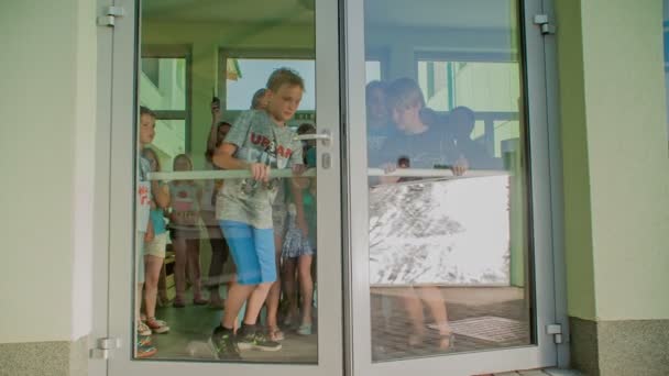 Grize Slovenia 2017 어린이들이 출입문을 버렸다 스포츠 시설에서 하루를 보내고 — 비디오