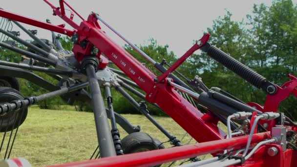 Maquinaria Vermelha Grande Começa Encolher Fazendeiro Sairá Logo Campo Grama — Vídeo de Stock