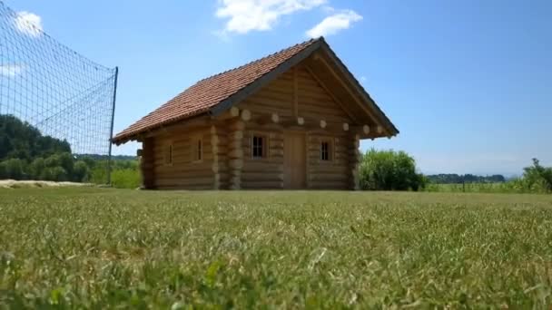 排球场旁边的一间小木屋这是一个美丽的夏日 — 图库视频影像
