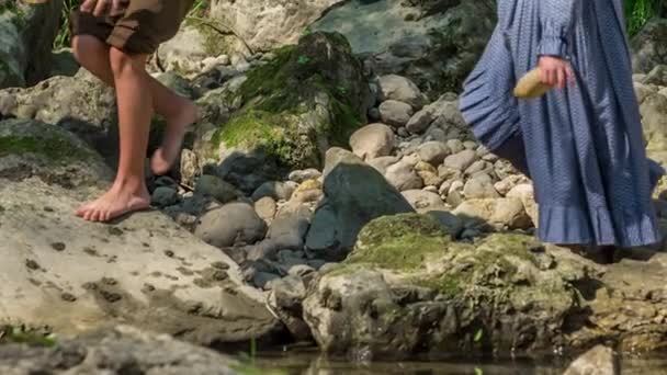 Μικρά Παιδιά Φτάνουν Στο Ποτάμι Μικρά Αντικείμενα Στα Χέρια Τους — Αρχείο Βίντεο
