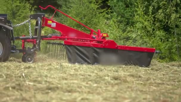 Bir Traktör Çimlerin Üzerinde Yavaşça Ilerliyor Saman Hazırlıyor — Stok video
